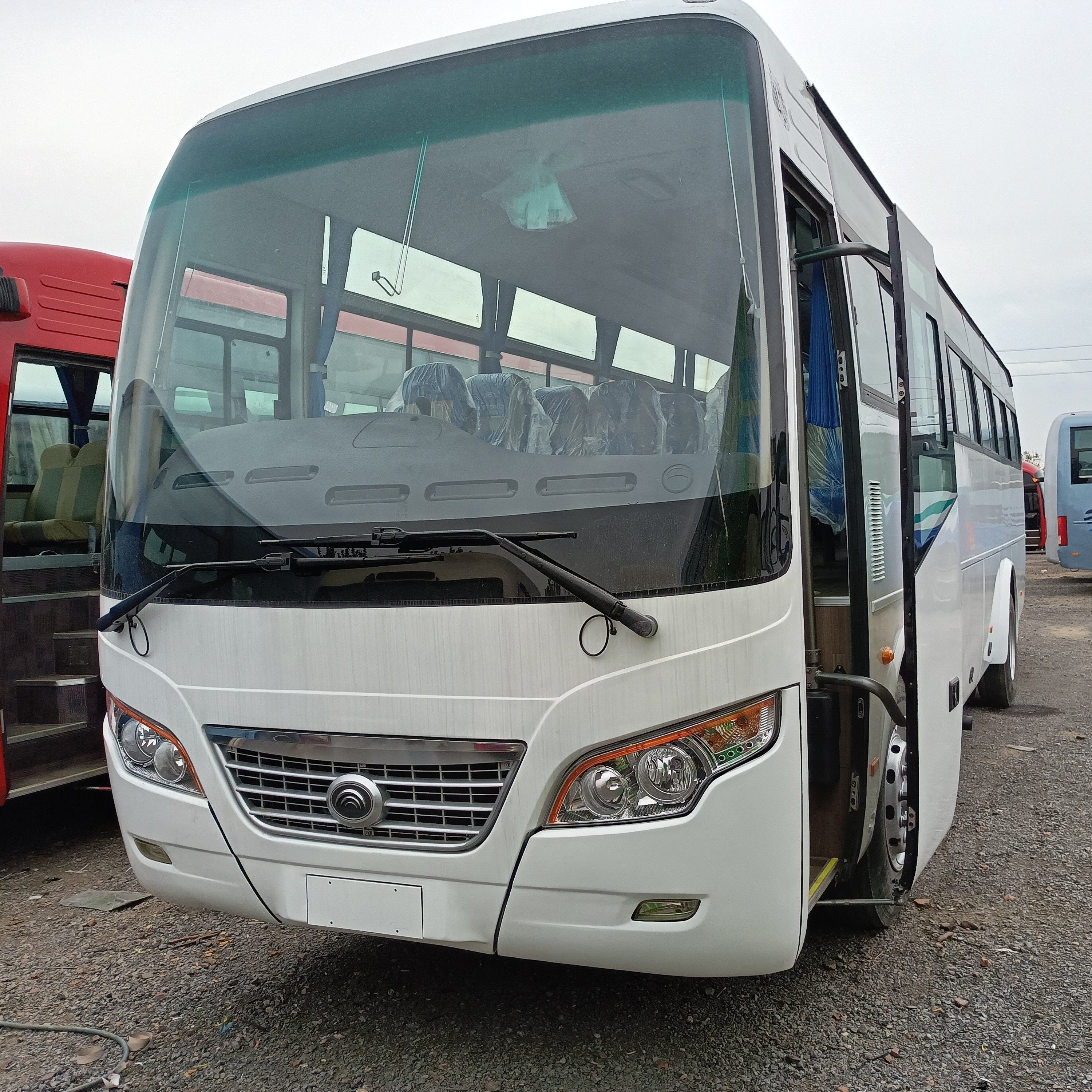 Good Quality Yu Toong ZK6102D Used Bus With 47-58 Seats 100km/h Max Speed 162kw YC6J220-30 Engine Left/Right Hand Drive